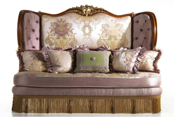 Eleganza senza tempo: elegante divano Chesterfield viola a tre posti per la tua casa.