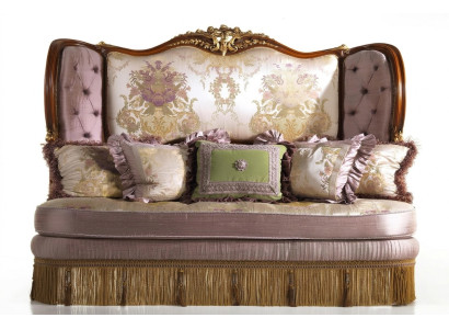 Eleganza senza tempo: elegante divano Chesterfield viola a tre posti per la tua casa.