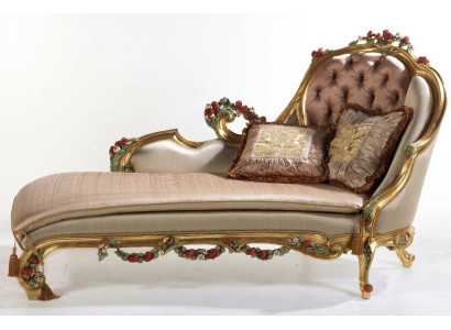 Chaiselongue di lusso con intagli decorativi