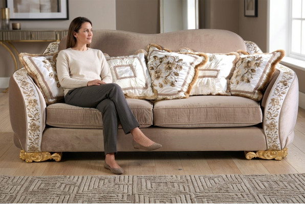 Sofà Chesterfield classico a tre posti per ambienti di vita eleganti