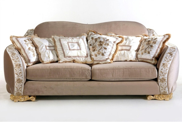 Sofà Chesterfield classico a tre posti per ambienti di vita eleganti