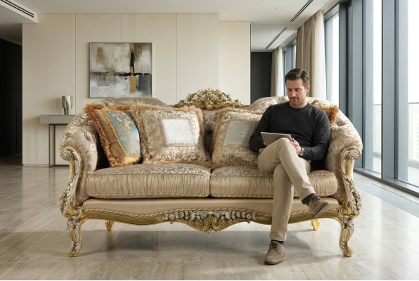 Classico divano Chesterfield beige a due posti con rivestimento in legno a due posti