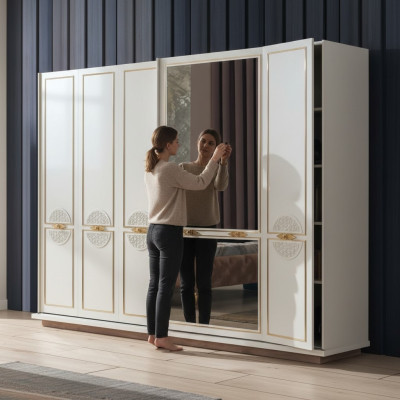 Armadio con ante scorrevoli in legno per camera da letto.