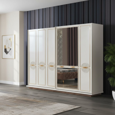 Armadio con ante scorrevoli in legno per camera da letto.