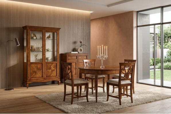 Set da sala da pranzo con 4 sedie Vetrina Gruppo Set da pranzo Vetrine 7 pezzi. Comò