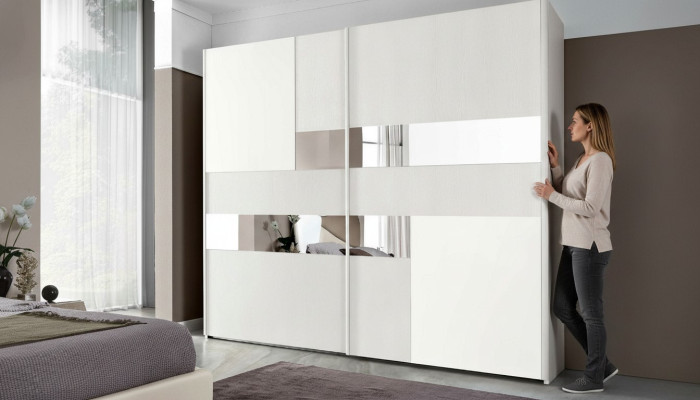 Armadio con ante scorrevoli in legno per guardaroba da camera da letto.