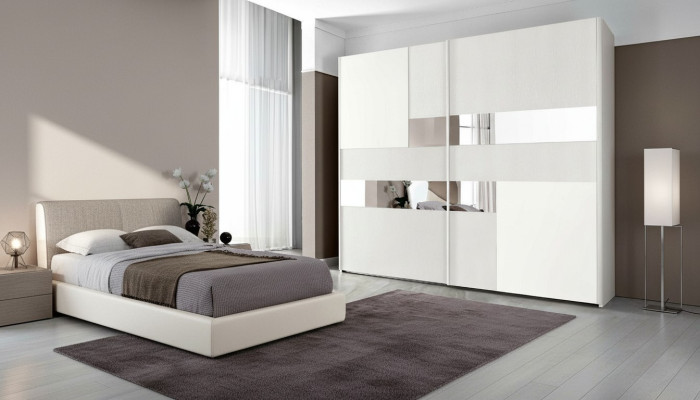 Armadio con ante scorrevoli in legno per guardaroba da camera da letto.