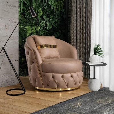 Una poltrona lussuosa e moderna in un tono beige chiaro di Chesterfield.