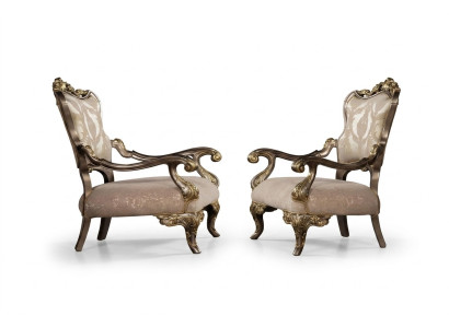 Una poltrona barocca di Chesterfield lussuosa, classica, in beige e oro.