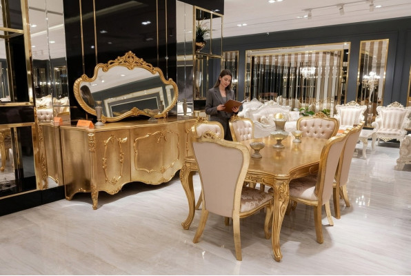Set di lusso composto da 9 pezzi. Tavolo da pranzo, sedia, cassettone, specchio. Nuovo tavolo da pranzo.