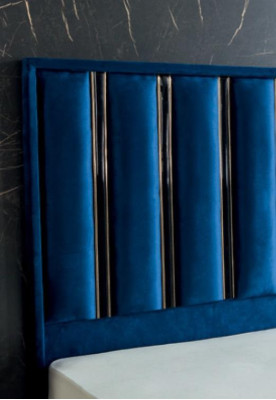 Letto da designer blu zaffiro con comodini su gambe d'acciaio dorato.