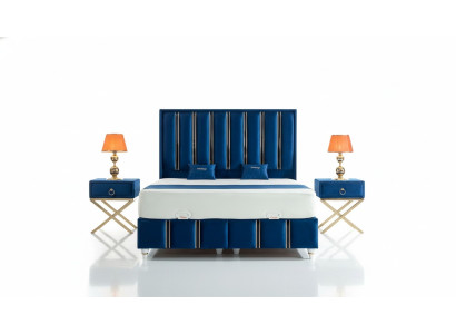 Letto da designer blu zaffiro con comodini su gambe d'acciaio dorato.