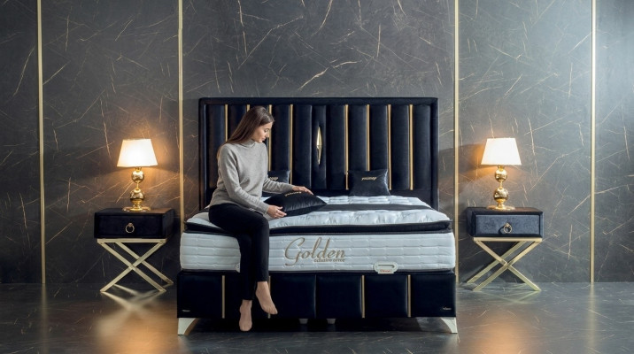 Camera da letto di lusso in velluto con letto matrimoniale in metallo e 2 comodini, set di mobili per letto 3 pezzi.