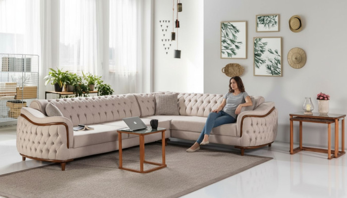 Divano ad angolo Chesterfield.