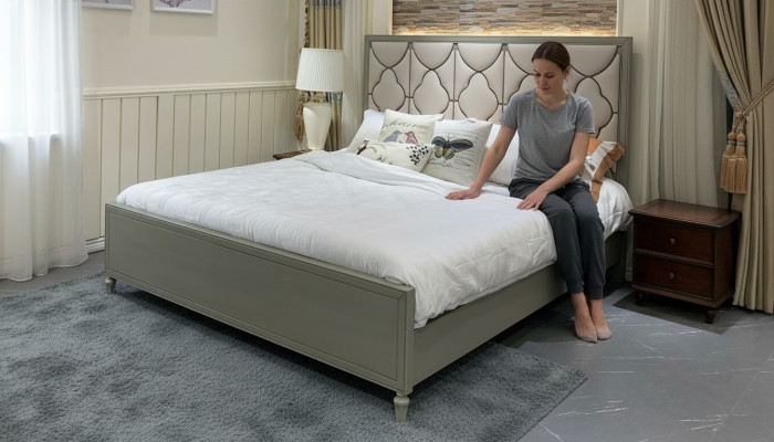 Letto matrimoniale premium dal design classico con rifiniture in pelle beige.