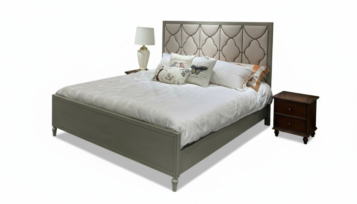 Letto matrimoniale premium dal design classico con rifiniture in pelle beige.