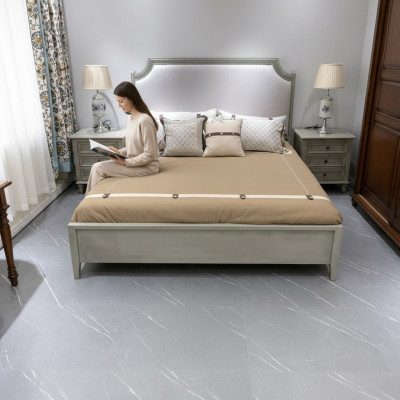Set da camera premium: letto e comodini in legno naturale grigio.