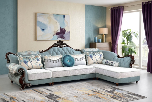 Divano classico in tessuto Chesterfield angolare con pouf e cuscini.