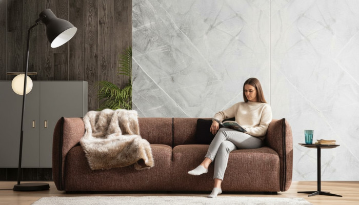 Divano moderno a 4 posti in tessuto marrone nuovo con design di lusso.