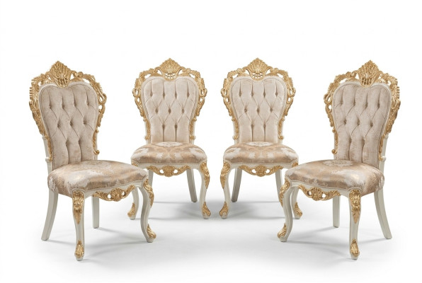 Set di sedie classiche con ricche decorazioni intagliate e dorate.