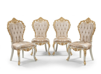 Set di sedie classiche con ricche decorazioni intagliate e dorate.