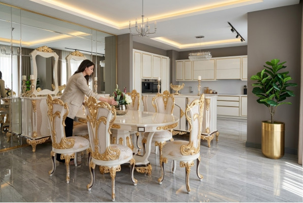 Set da pranzo elegante in oro per arredamenti di alta classe