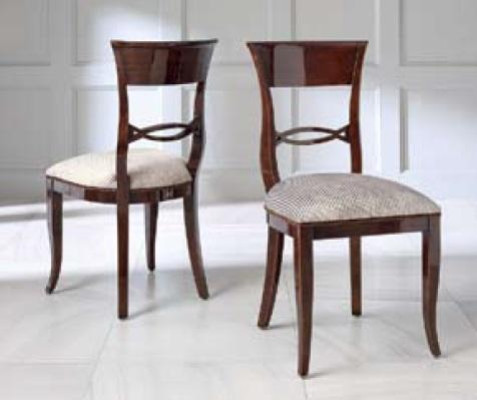 Elegante tavolo da pranzo con sedie di colore marrone scuro con superficie lucida