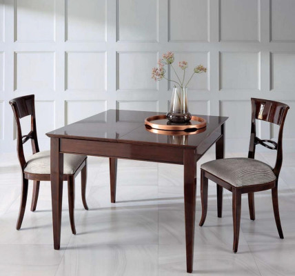 Elegante tavolo da pranzo con sedie di colore marrone scuro con superficie lucida