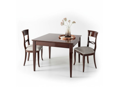 Elegante tavolo da pranzo con sedie di colore marrone scuro con superficie lucida