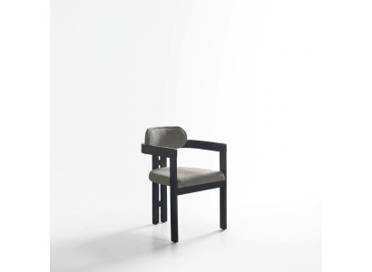 Una sedia ultramoderna con una forma insolita e interessanti gambe con uno schienale comodo in grigio-nero per la sala da pranzo.