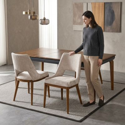 Una sedia moderna e laconica con gambe alte in legno e imbottitura di un piacevole colore crema chiaro per la sala da pranzo.