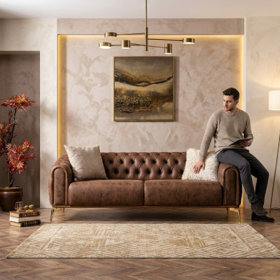 Divano Chesterfield a 4 posti in poliestere marrone e ecopelle.