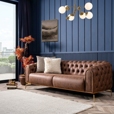Divano Chesterfield a 4 posti in poliestere marrone e ecopelle.