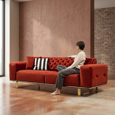 Divano Chesterfield a tre posti in tessuto rosso per soggiorno di lusso.