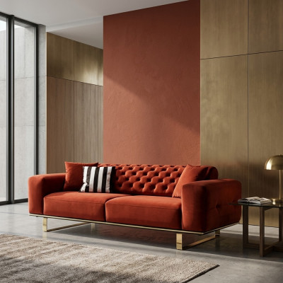 Divano Chesterfield a tre posti in tessuto rosso per soggiorno di lusso.