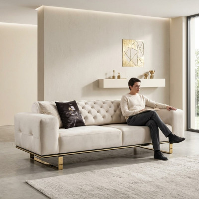 Divano Chesterfield a tre posti, in tessuto bianco, per il salotto di lusso.