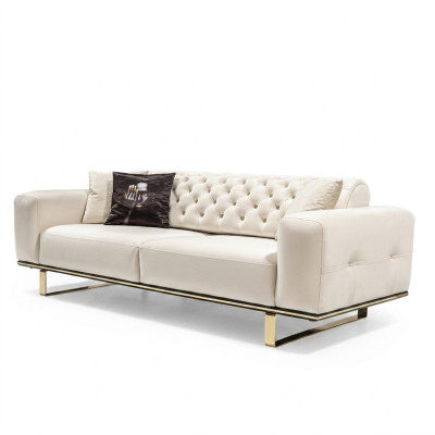 Divano Chesterfield a tre posti, in tessuto bianco, per il salotto di lusso.
