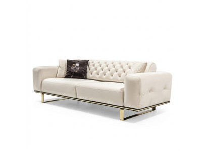 Divano Chesterfield a tre posti, in tessuto bianco, per il salotto di lusso.