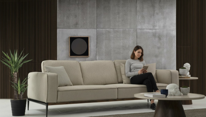 Divano a 4 posti in tessuto beige design moderno per soggiorno.