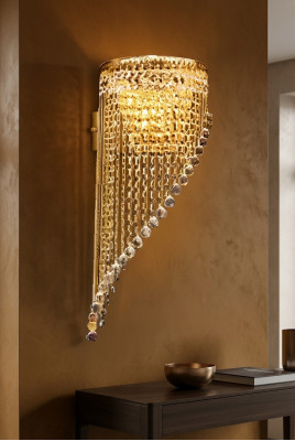 Lussuosi lampadari a soffitto in oro con paralume a lampadario appeso.