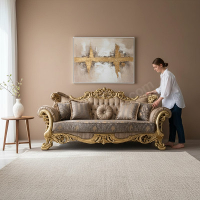 Chesterfield divano barocco a tre posti in tessuto dorato.