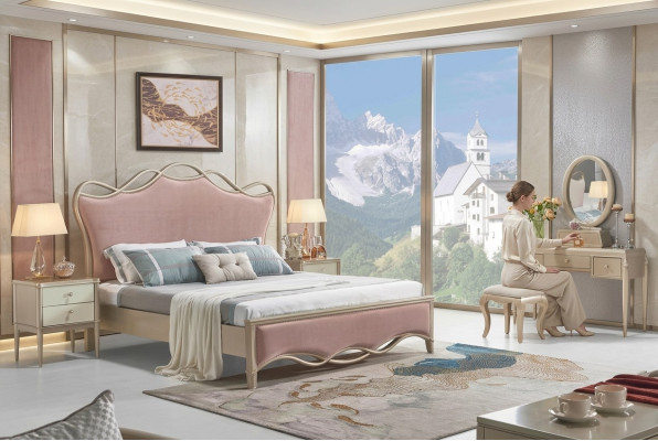 Elegante letto matrimoniale di un sorprendente colore rosa con due comodini