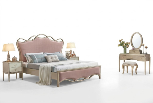 Elegante letto matrimoniale di un sorprendente colore rosa con due comodini