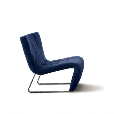 Poltrona senza braccioli. Mobili di design di lusso, stile italiano, tessuto blu.