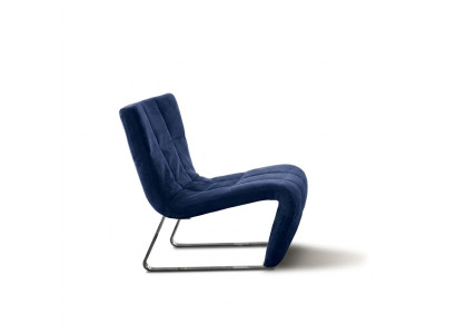 Poltrona senza braccioli. Mobili di design di lusso, stile italiano, tessuto blu.