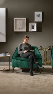Poltrona monoposto di lusso con rivestimento di design in tessuto moderno.