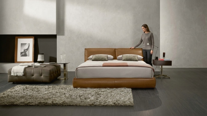 Letto matrimoniale imbottito di lusso per camera da letto, letto matrimoniale in tessuto marrone.
