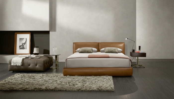 Letto matrimoniale imbottito di lusso per camera da letto, letto matrimoniale in tessuto marrone.