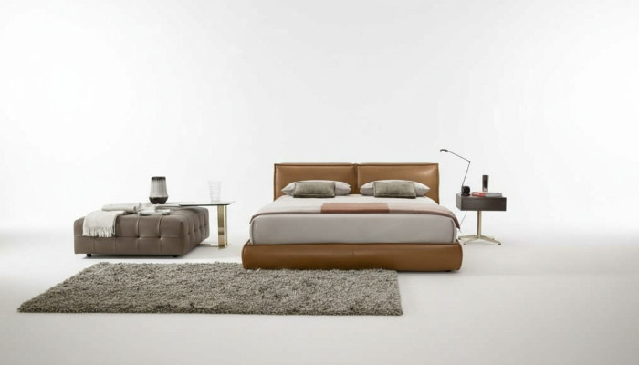 Letto matrimoniale imbottito di lusso per camera da letto, letto matrimoniale in tessuto marrone.