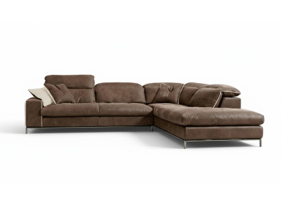 Divano d'angolo design Prianera moderno di lusso in pelle e legno a forma di L marrone.